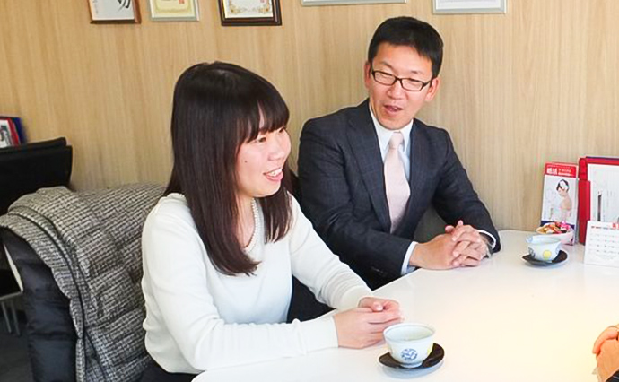 婚活を振り返ってお話しされる遠藤さんと奥様。