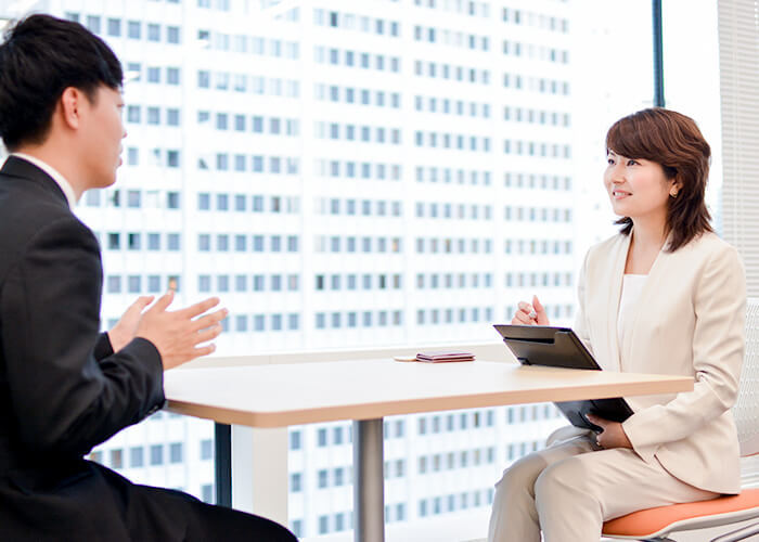 開業のきっかけを話す佐々木さん。