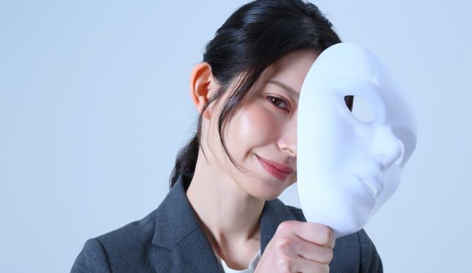 マッチングアプリで相手の男性を騙す女性