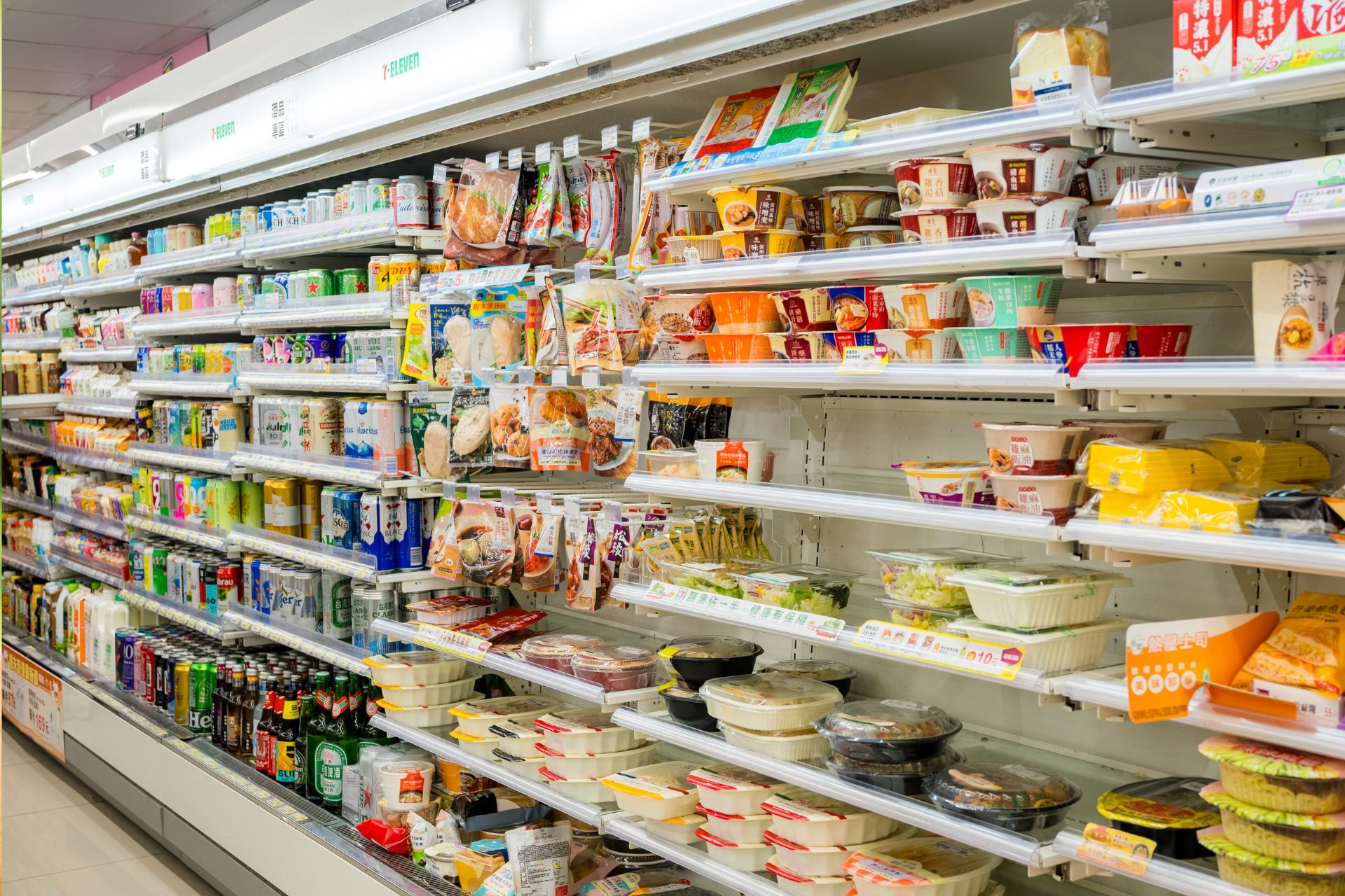 コンビニエンスストアを開業するには？フランチャイズの費用・仕組み・年収を解説