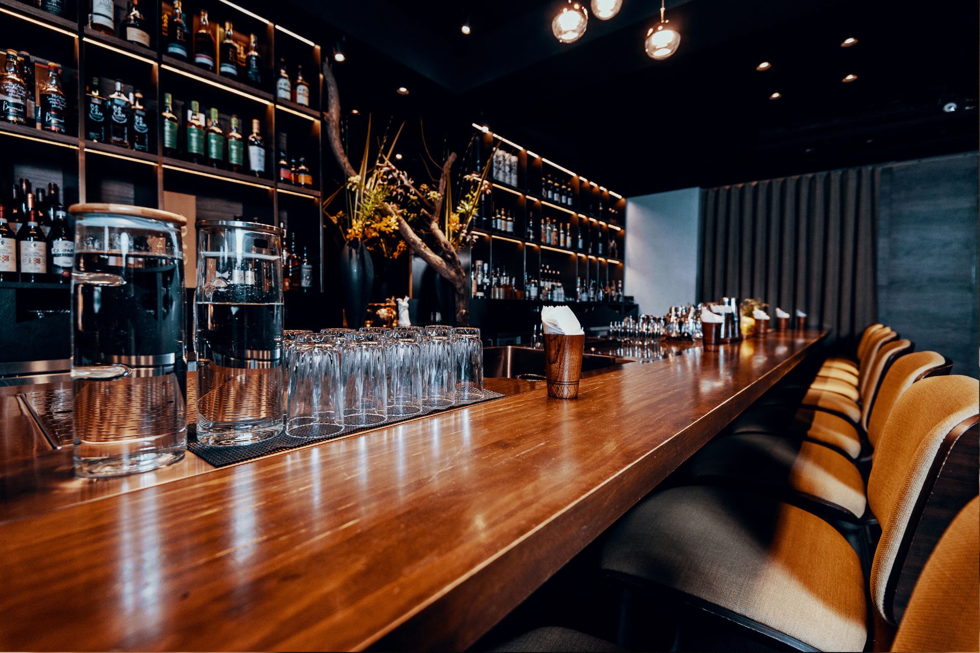 バーを開業するには？脱サラ・バーテンダー独立の費用・資格・流れを解説