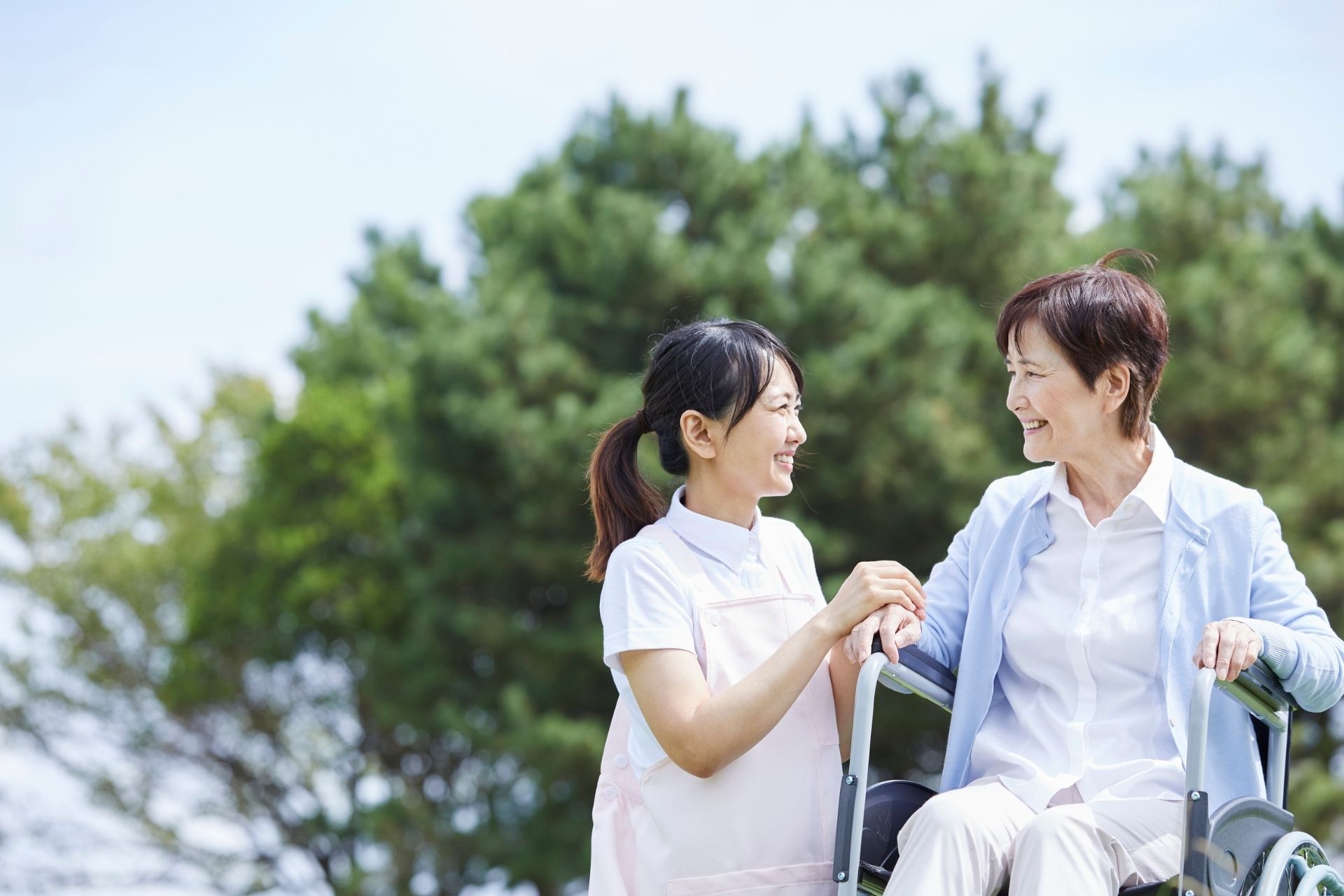 デイサービスを開業するには?フランチャイズの費用・資格・流れを徹底解説