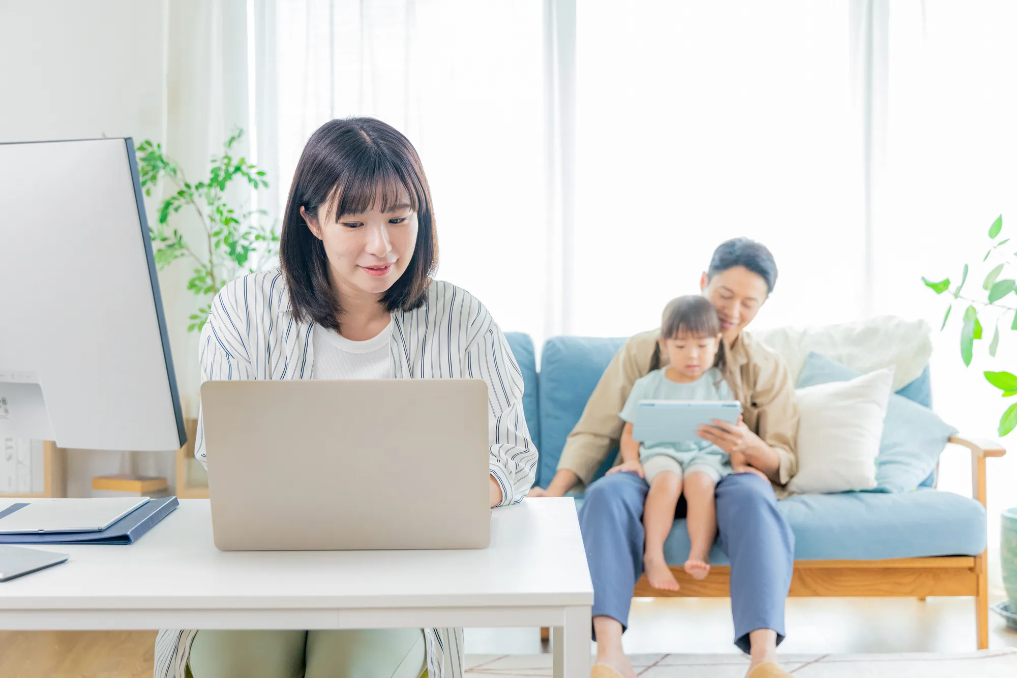 【2026年最新】主婦におすすめの副業12選！在宅でできる仕事や扶養の注意点を解説